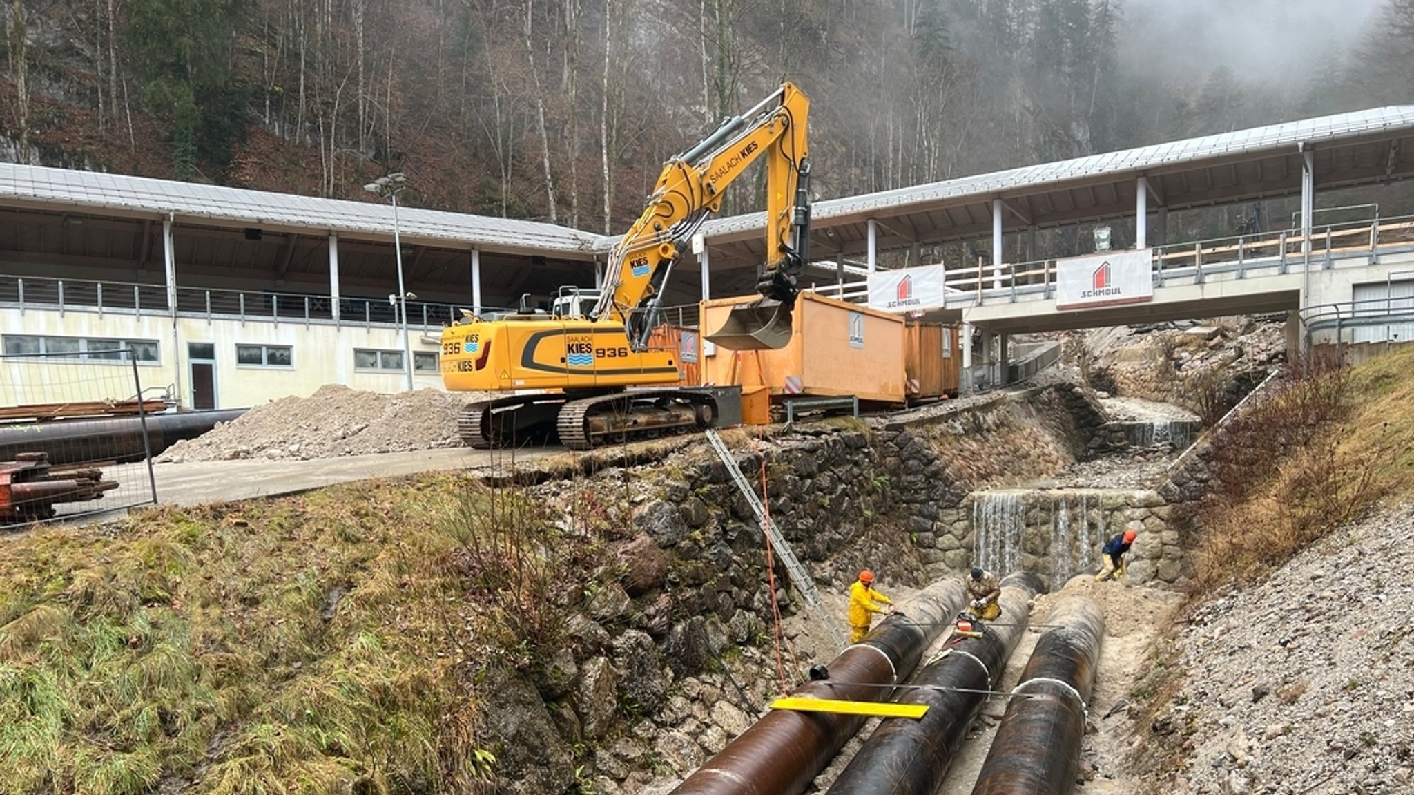 2021 wurde die Bob- und Rodelbahn am Königssee von einem Unwetter zerstört. So sah es im Dezember 2024 aus, als man mit dem Wiederaufbau begann. | Bild: Julia Ley/BR 2021 wurde die Bob- und Rodelbahn am Königssee von einem Unwetter zerstört. So sah es im Dezember 2024 aus, als man mit dem Wiederaufbau begann.
