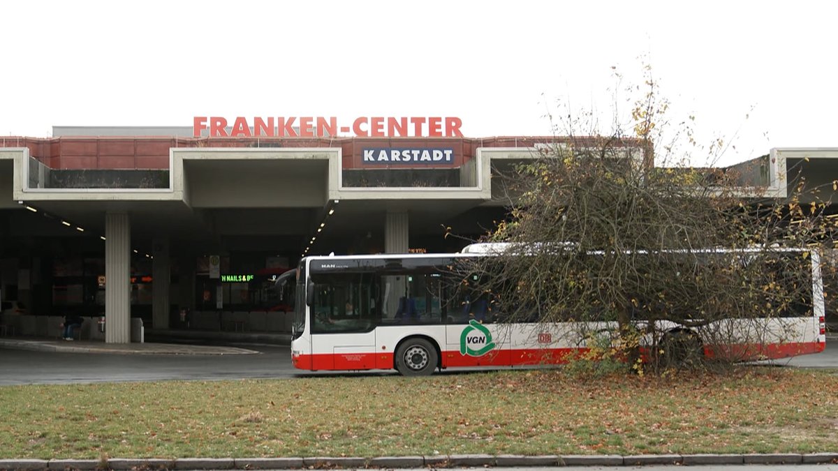 Bus fährt an Franken-Center vorbei.
