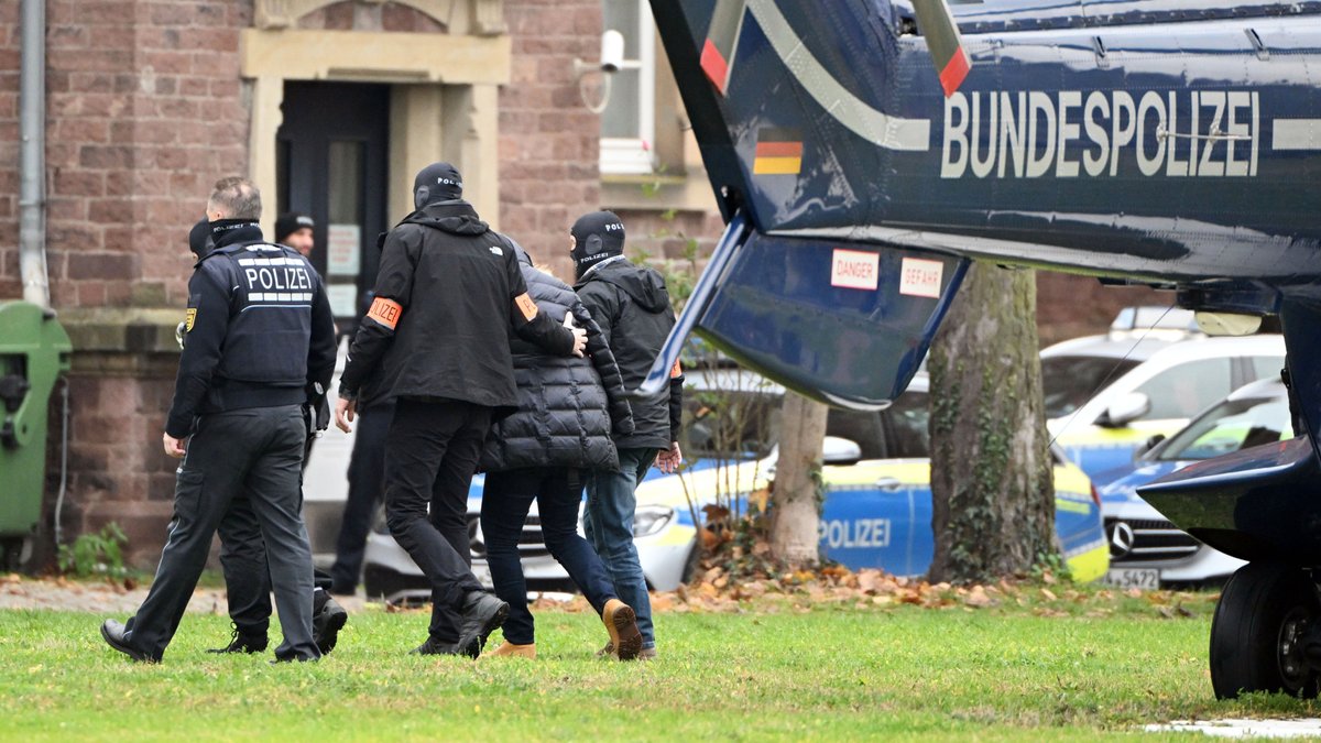 Karlsruhe: Person wird nach Razzia gegen Reichsbürgerszene aus einem Polizeihubschrauber gebracht.