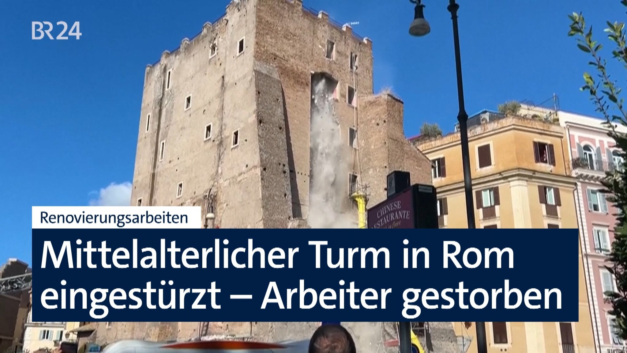 Der historische Turm Torre dei Conti in Rom, an der Seite eine Staubwolke. Ein Teil des historischen Turms Torre dei Conti mitten in Rom ist bei Renovierungsarbeiten eingestürzt. 