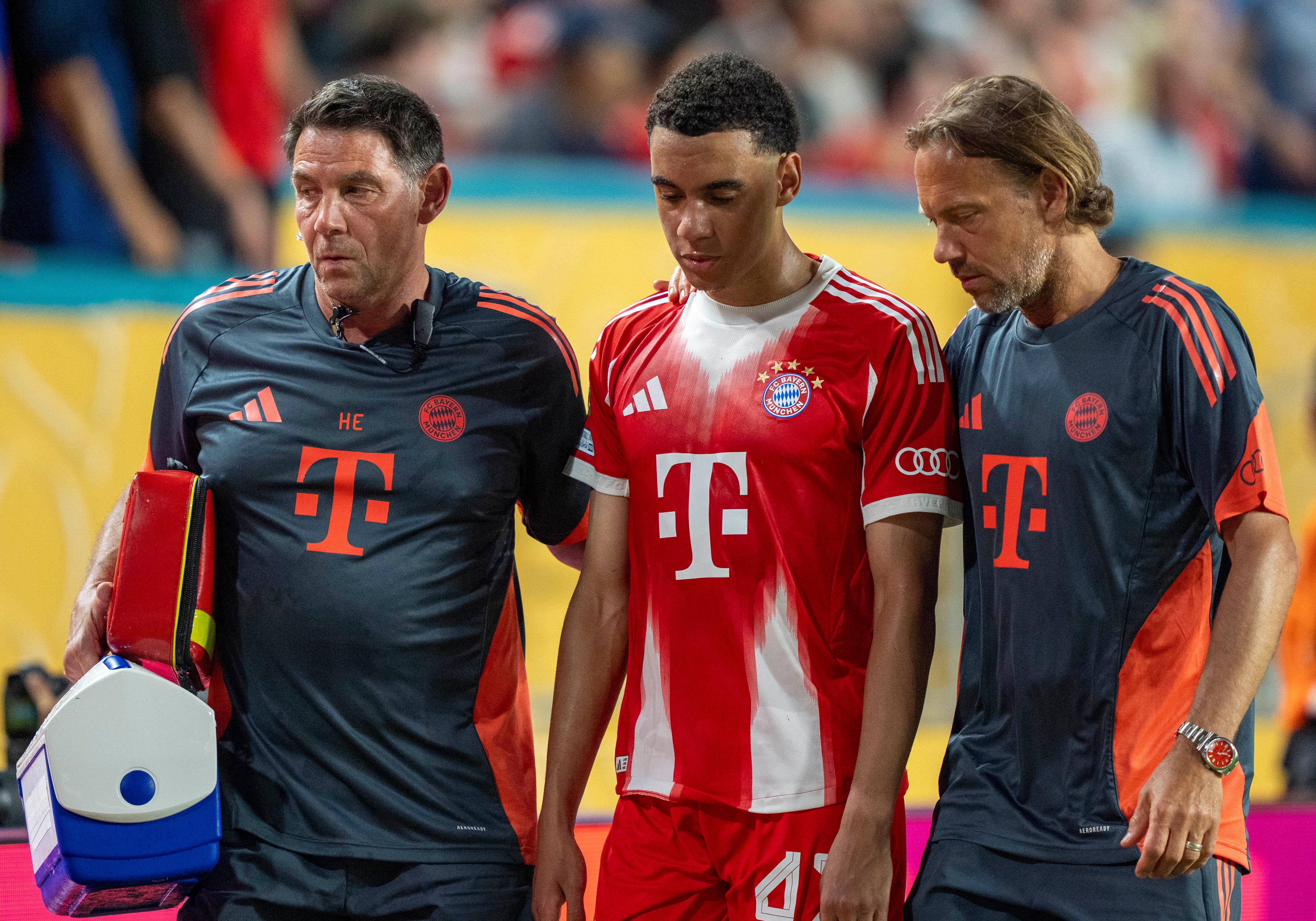 Sorgen um Jamal Musiala: Der 22-Jährige hat sich verletzt – und wird von den Ärzten des FC Bayern betreut. 