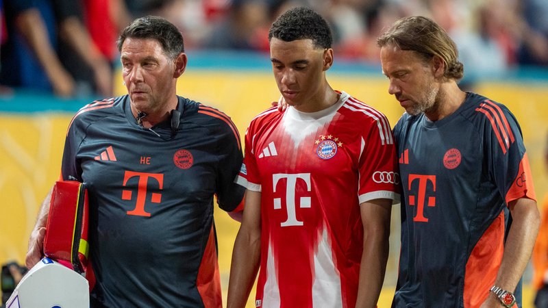 Sorgen um Jamal Musiala: Der 22-Jährige hat sich verletzt – und wird von den Ärzten des FC Bayern betreut. | Bild: picture alliance / HMB Media | Marco Bader Sorgen um Jamal Musiala: Der 22-Jährige hat sich verletzt – und wird von den Ärzten des FC Bayern betreut.