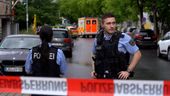 Polizisten hinter einem Absperrband in Lauf an der Pegnitz | Bild:Bayerischer Rundfunk 2024
