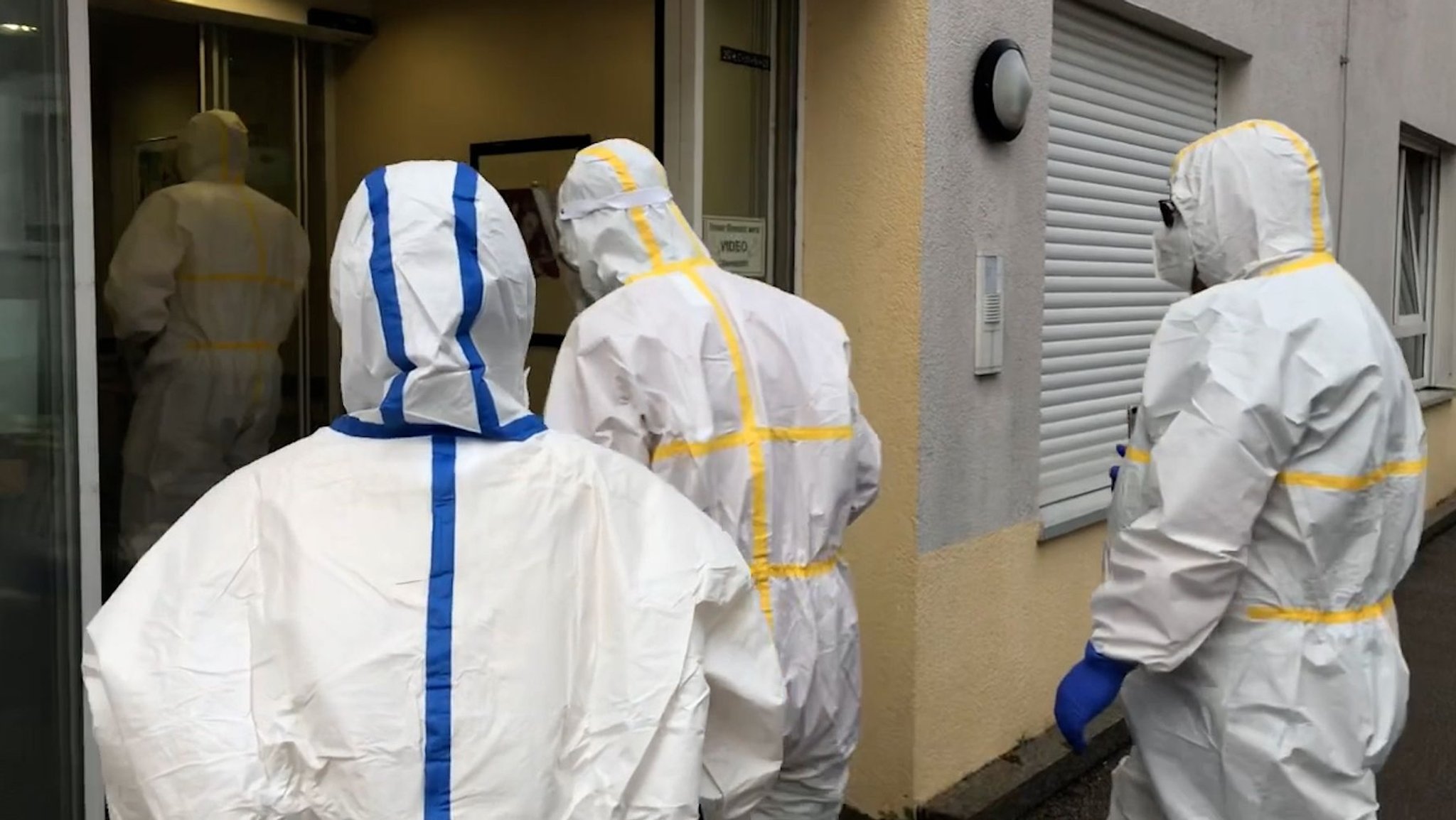 Mitarbeiter des Gesundheitsamts am Eingang zum Pflegeheim in der Ebnerstraße in Augsburg