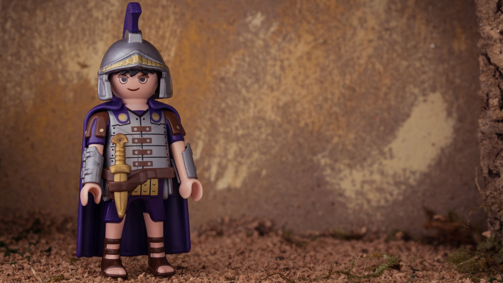 Ein antiker Römer in Ausrüstung als Playmobil-Figur mit Helm, Schwert und Römer-Sandalen | Bild: stock.adobe.com/Esther Hildebrandt Ein antiker Römer in Ausrüstung als Playmobil-Figur mit Helm, Schwert und Römer-Sandalen