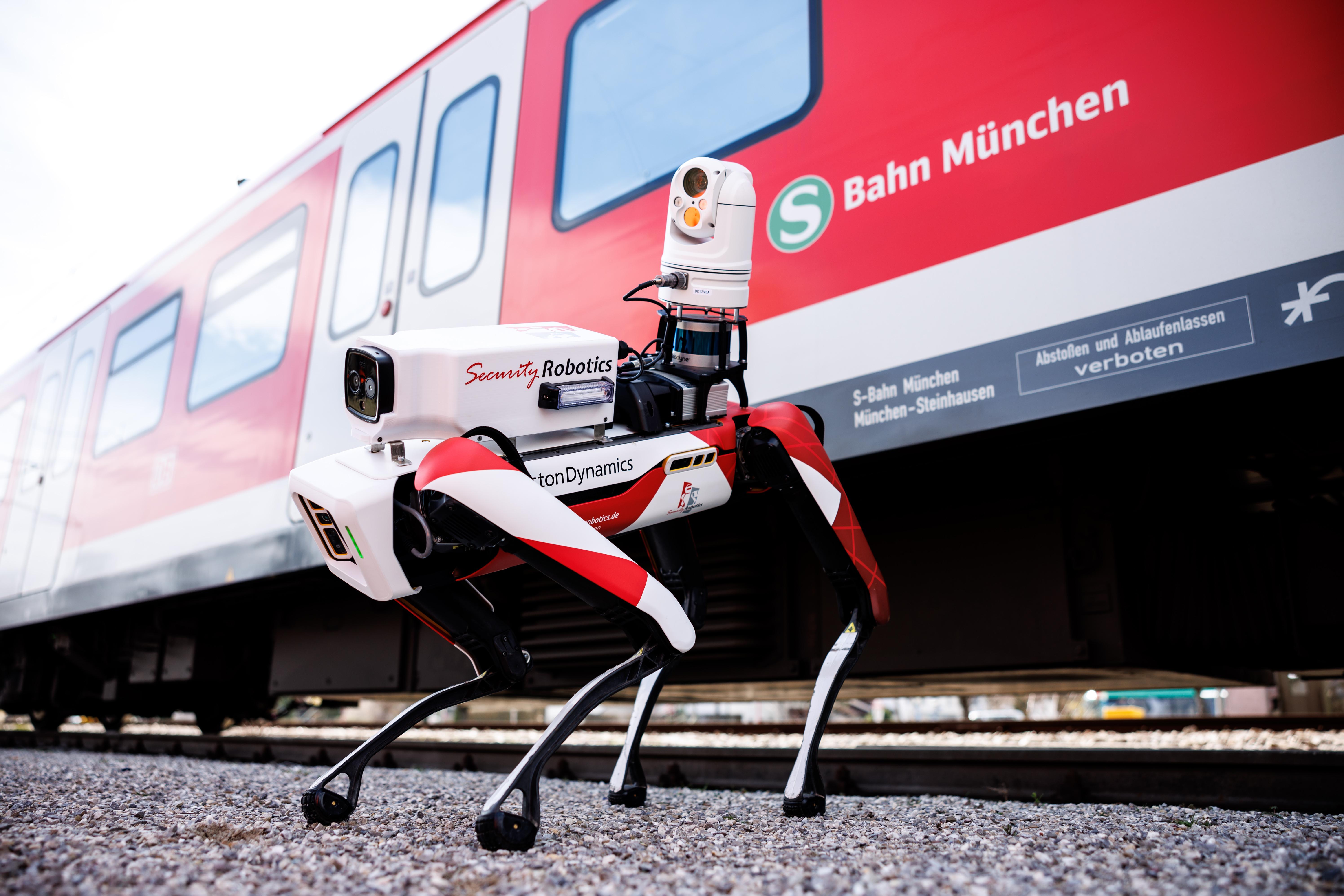 Im Kampf gegen Graffiti setzt die Bahn auf eine ungewöhnliche Überwachungsmaßnahme: Ein Roboterhund soll Sprayer aufspüren.