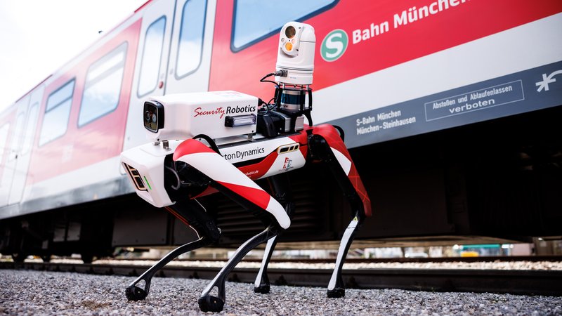 Im Kampf gegen Graffiti setzt die Bahn auf eine ungewöhnliche Überwachungsmaßnahme: Ein Roboterhund soll Sprayer aufspüren. | Bild: picture alliance / dpa | Matthias Balk Im Kampf gegen Graffiti setzt die Bahn auf eine ungewöhnliche Überwachungsmaßnahme: Ein Roboterhund soll Sprayer aufspüren.