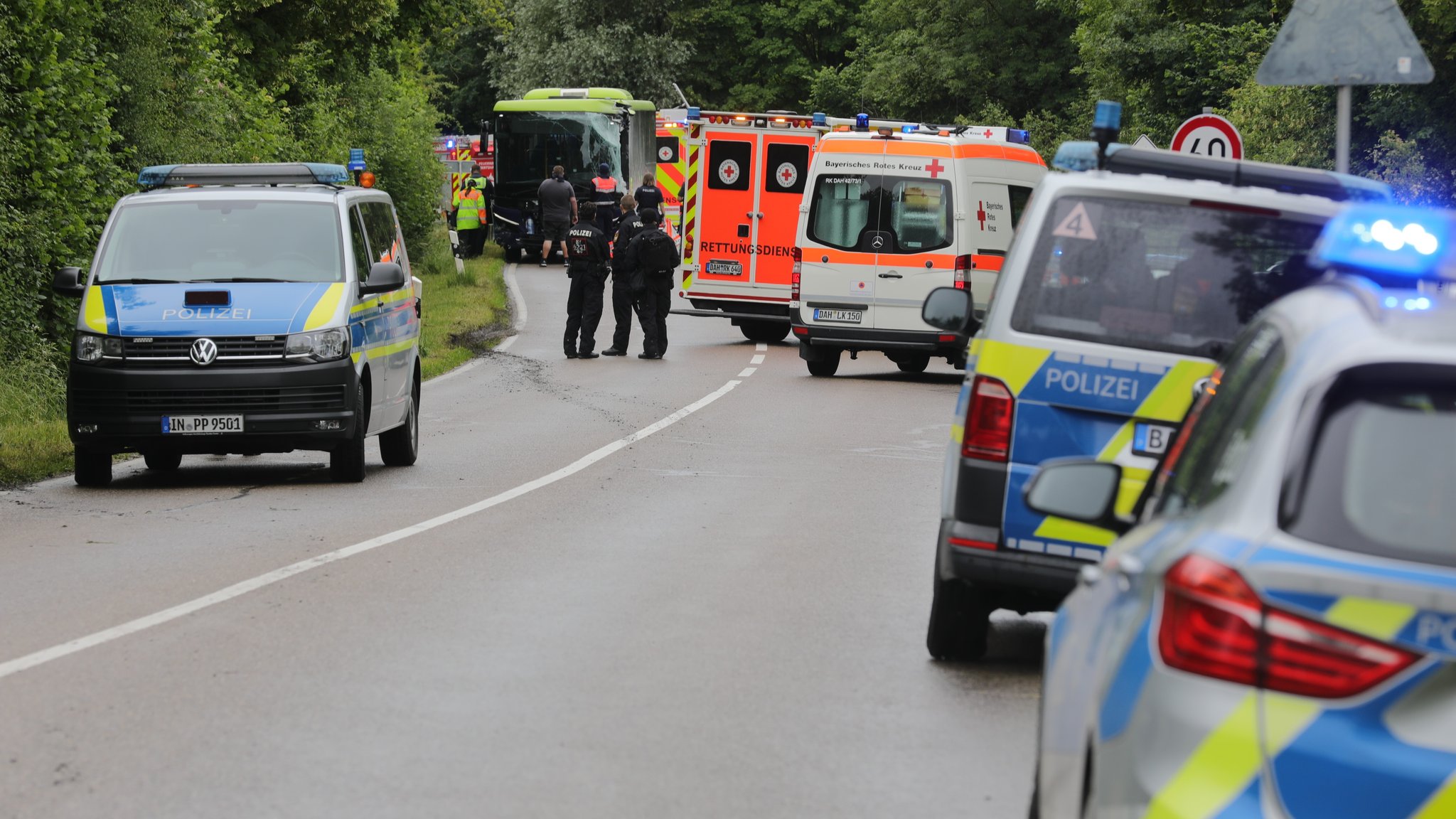 Einsatzfahrzeuge am Unfallort | Bild: picture alliance/dpa | Ralf Zwiebler Einsatzfahrzeuge am Unfallort