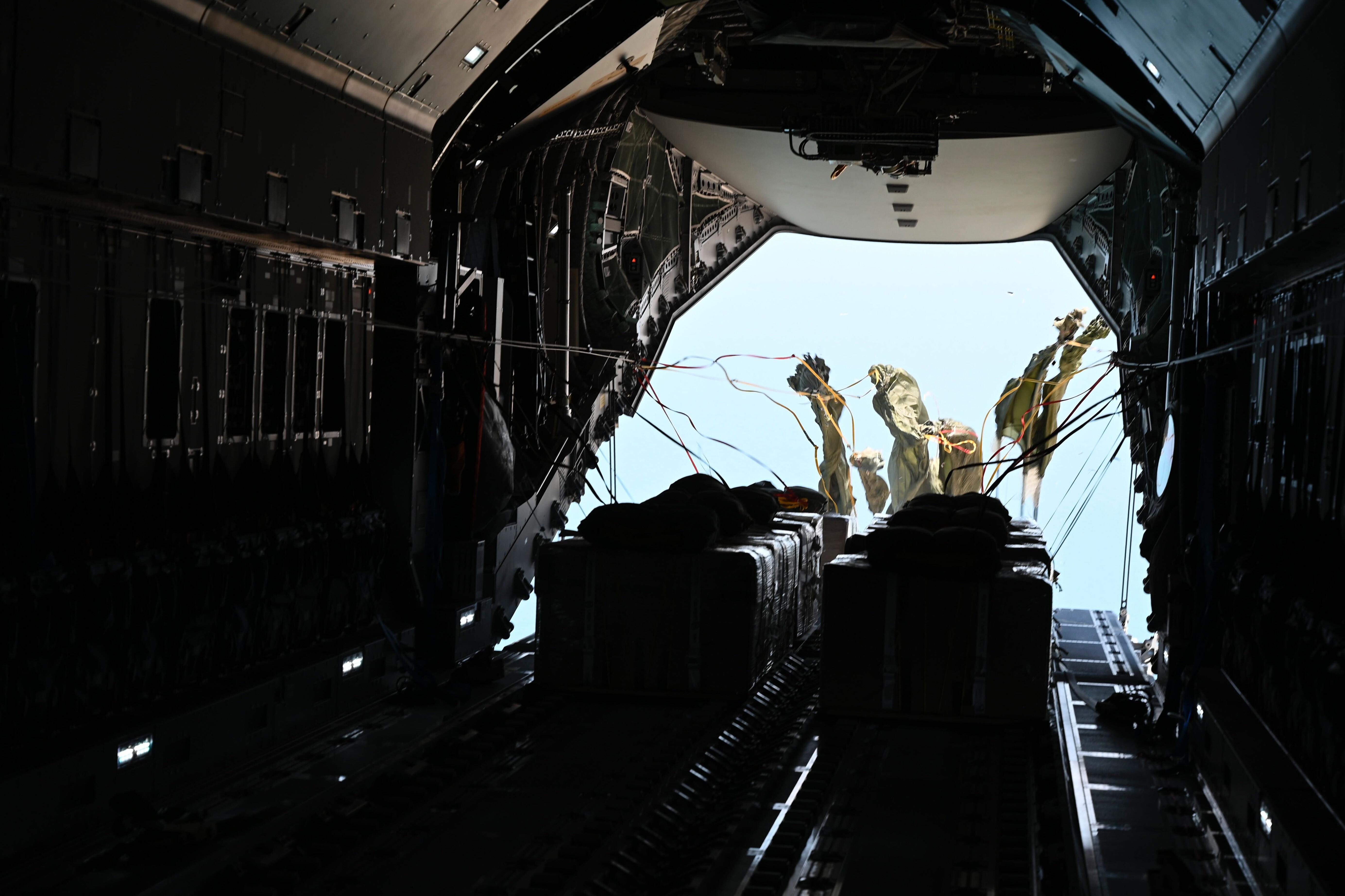 Hilfsgüter werden aus einem Airbus A400M der Luftwaffe der Bundeswehr über dem Gazastreifen abgeworfen.