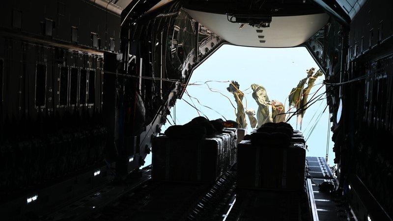Hilfsgüter werden aus einem Airbus A400M der Luftwaffe der Bundeswehr über dem Gazastreifen abgeworfen. | Bild: picture alliance/dpa | Sven Käuler Hilfsgüter werden aus einem Airbus A400M der Luftwaffe der Bundeswehr über dem Gazastreifen abgeworfen.
