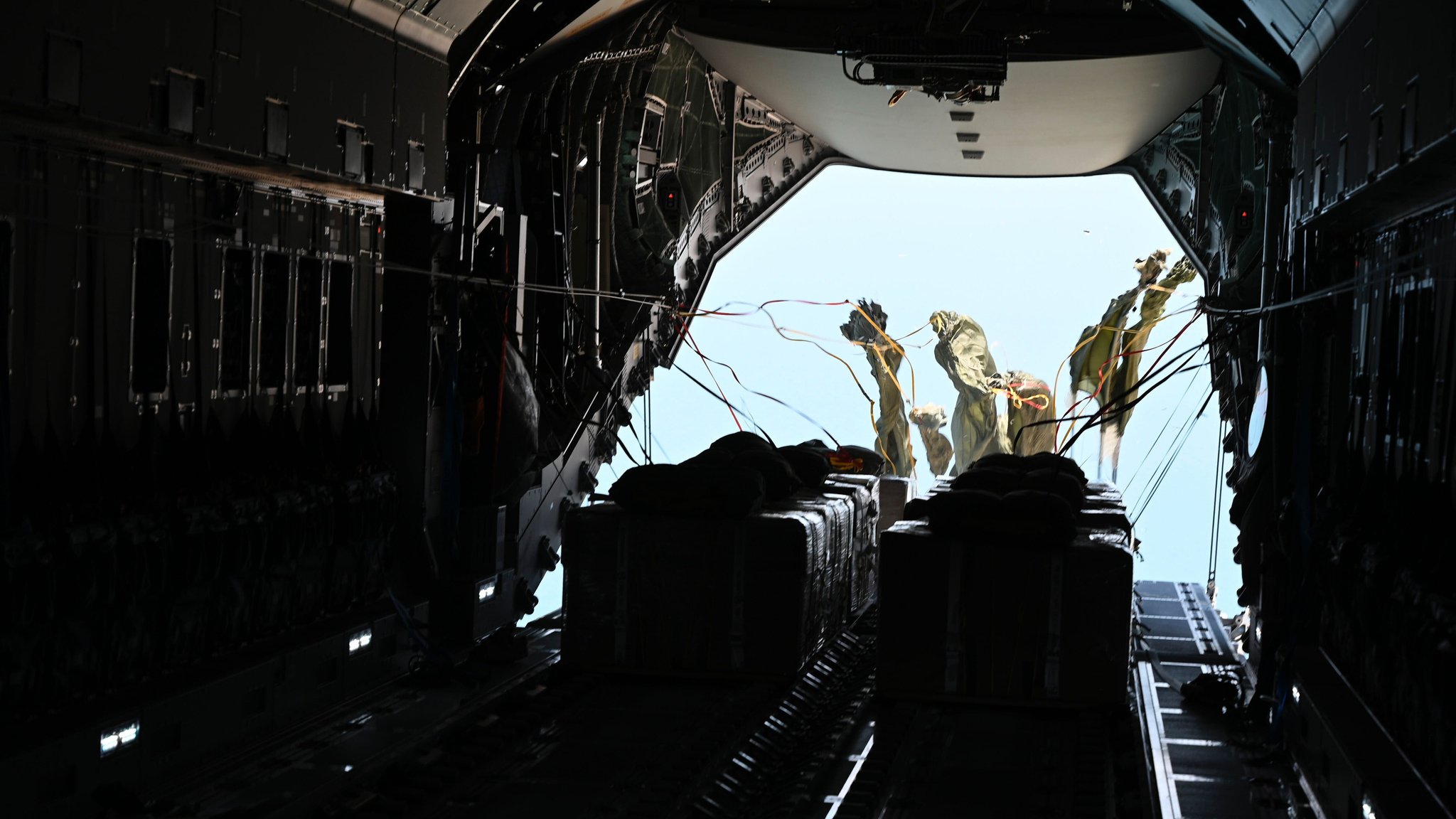 Hilfsgüter werden aus einem Airbus A400M der Luftwaffe der Bundeswehr über dem Gazastreifen abgeworfen.