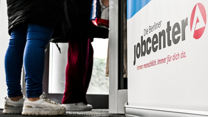Bürgergeld-Empfänger beim Empfang im Jobcenter | Bild: dpa-Bildfunk/Jens Kalaene Bürgergeld-Empfänger beim Empfang im Jobcenter