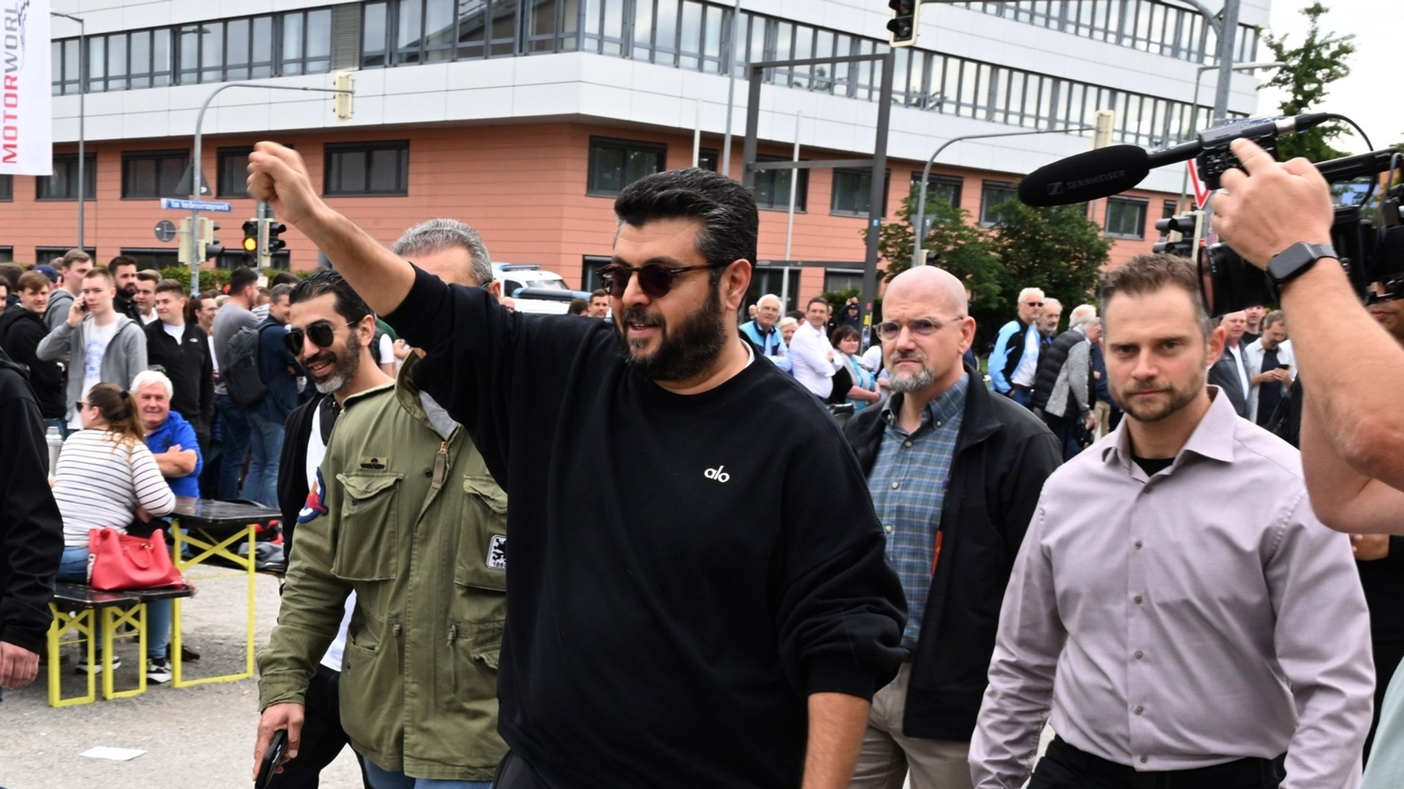 Hasan Ismaik (3.v.r), Investor, kommt zur Mitgliederversammlung des TSV 1860 München in die Kulturhalle Zenith.