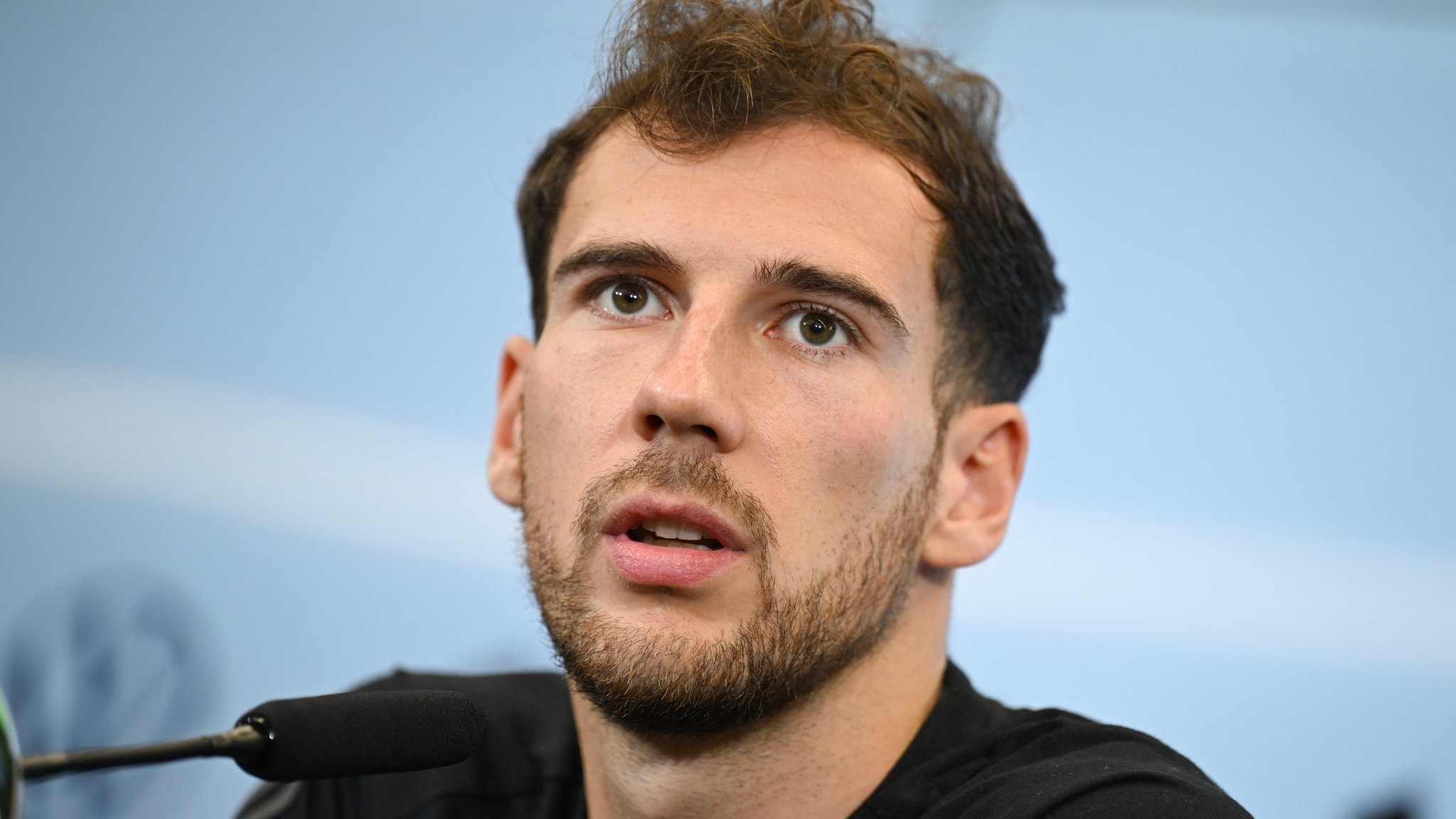 15.11.2023, Hessen, Frankfurt/Main: Fußball: Nationalmannschaft, Deutschland vor dem Länderspiel gegen die Türkei und Österreich. Nationalspieler Leon Goretzka spricht im Anschluss an das Training der Nationalmannschaft auf dem DFB-Campus während der Pressekonferenz. 