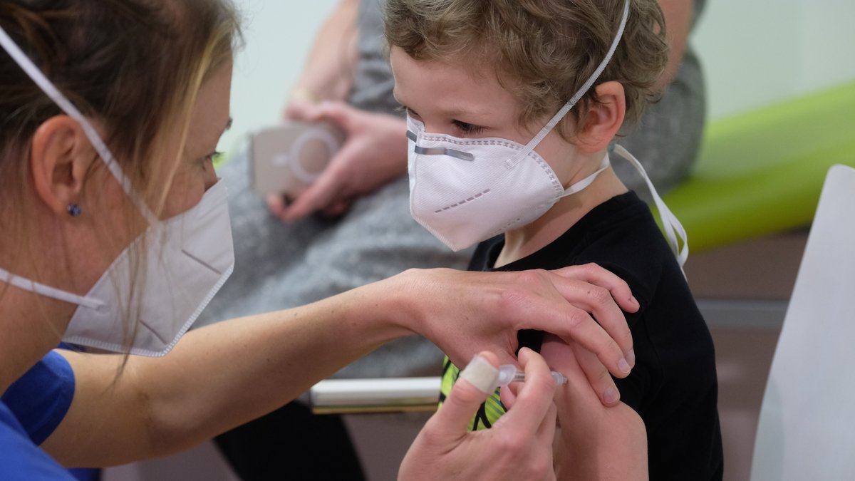 Fünfjähriger Junge bei der Corona-Schutzimpfung
