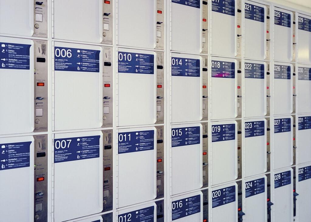 Schließfächer an einem Bahnhof