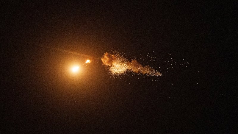 Die ukrainische Luftabwehr fängt eine russische Drohne ab. Dort kommen deutsche Systeme zum Einsatz. | Bild: dpa-Bildfunk/Evgeniy Maloletka Die ukrainische Luftabwehr fängt eine russische Drohne ab. Dort kommen deutsche Systeme zum Einsatz.
