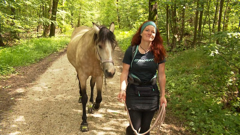 Tanja Rogler und ihr Pferd auf ihrer Wanderung.