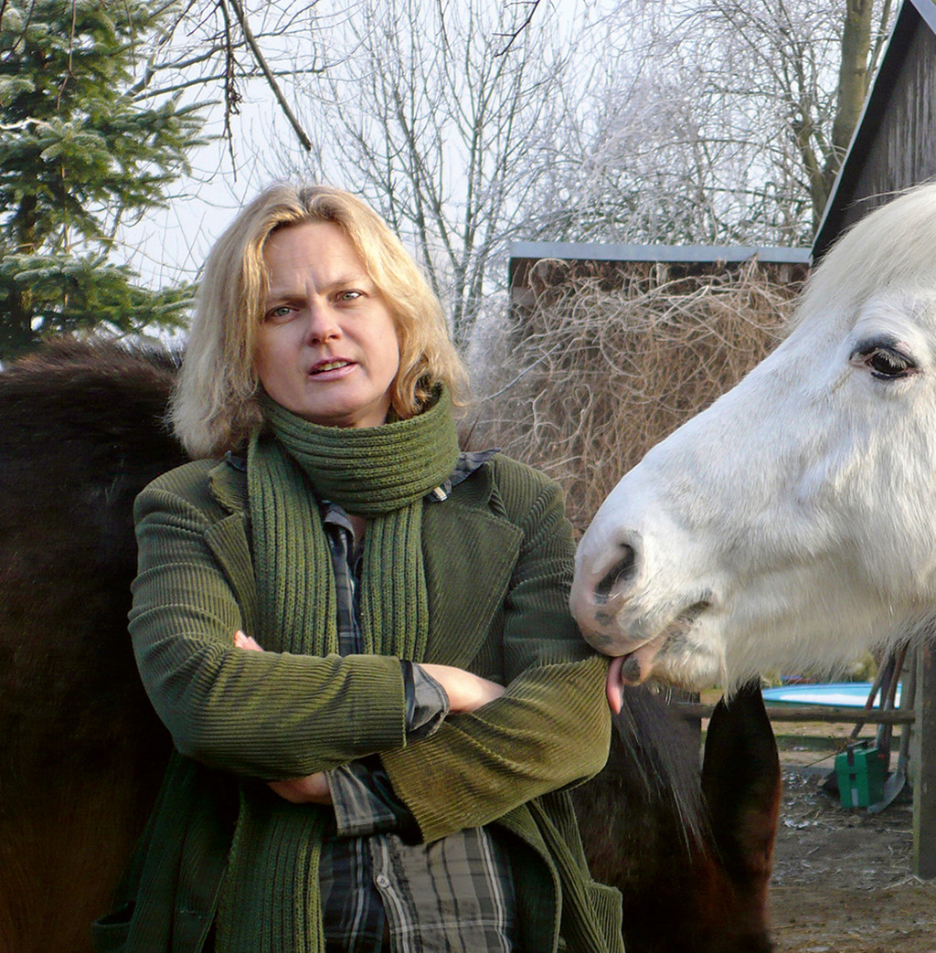Die Schriftstellerin Karen Duve mit ihren Pferden. In ihrem Roman "Sisi" (Galiani) erzählt die die Lebensgeschichte von Kaiserin Elisabeth von Ungarn.