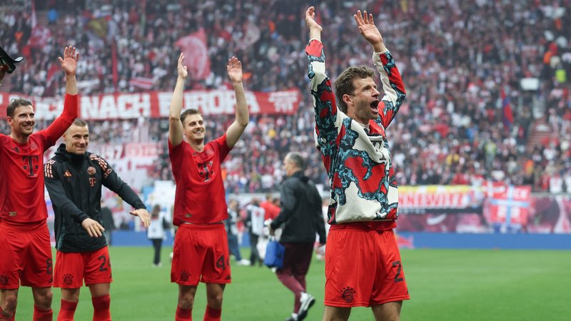 Thomas Müller lässt sich von den Fans des FC Bayern München feiern | Bild: picture alliance / osnapix / Marcus Hirnschal | Marcus Hirnschal Thomas Müller lässt sich von den Fans des FC Bayern München feiern