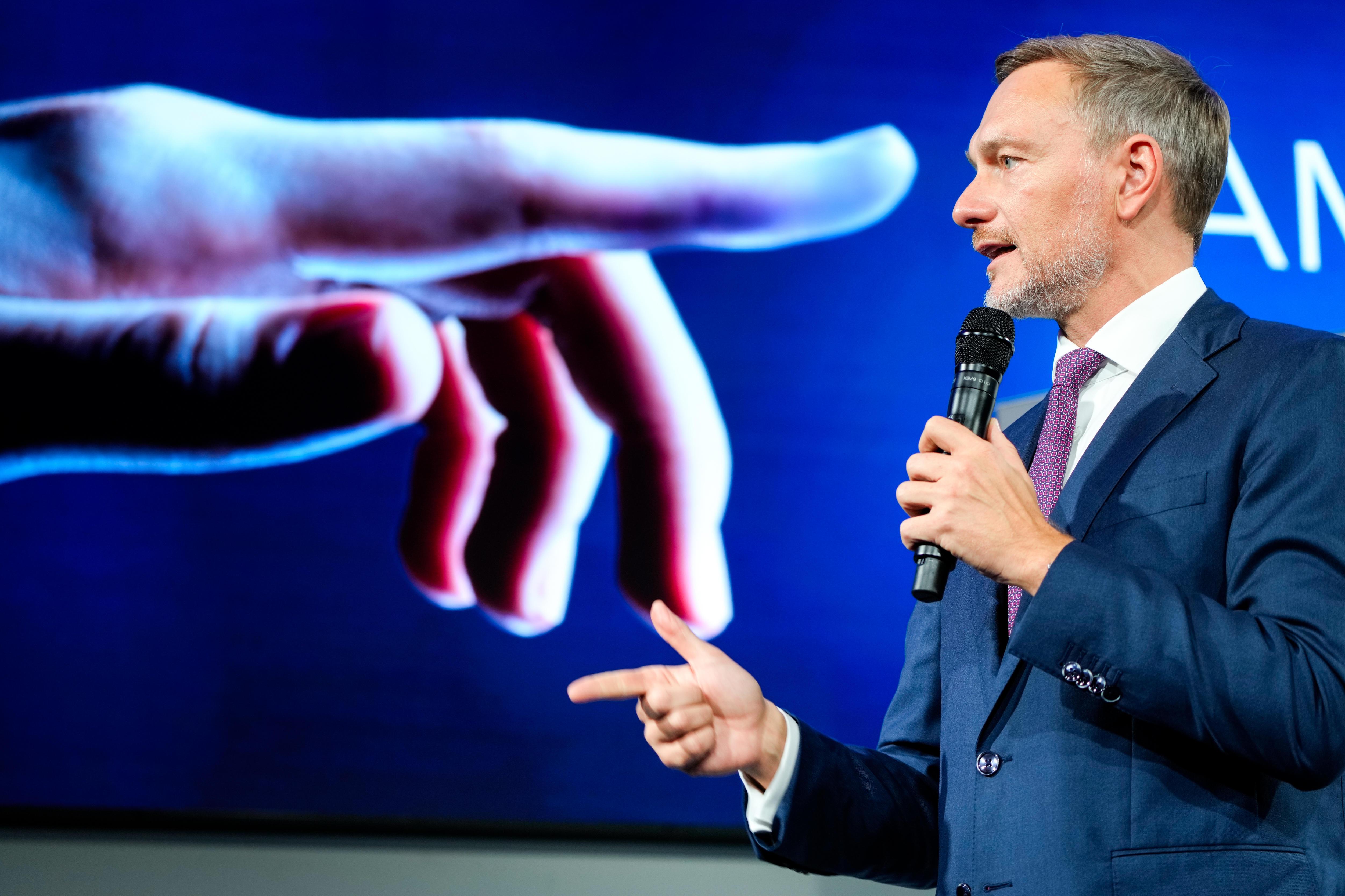 Christian Lindner mit erhobenen Zeigefinger, im Hintergrund deutet ein Finger auf den Bundesfinanzminister bei der Wirtschaftsnacht Rheinland.