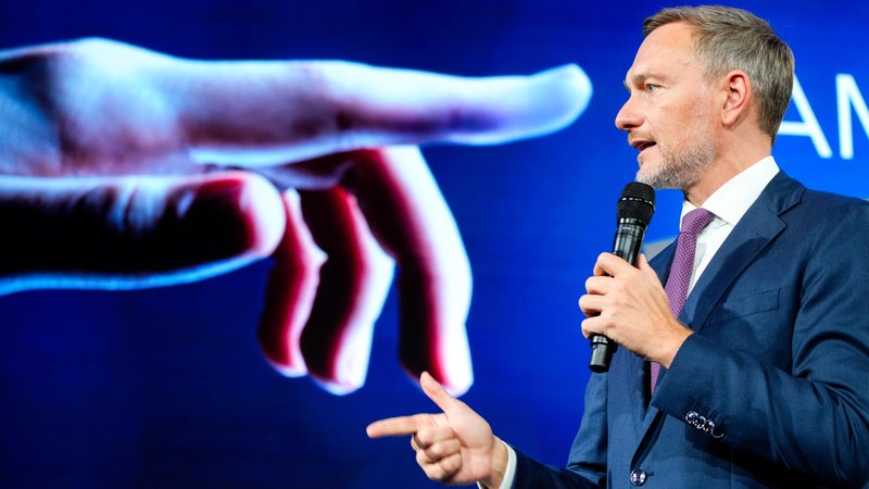 Christian Lindner mit erhobenen Zeigefinger, im Hintergrund deutet ein Finger auf den Bundesfinanzminister bei der Wirtschaftsnacht Rheinland. | Bild: picture alliance / Flashpic | Jens Krick Christian Lindner mit erhobenen Zeigefinger, im Hintergrund deutet ein Finger auf den Bundesfinanzminister bei der Wirtschaftsnacht Rheinland.