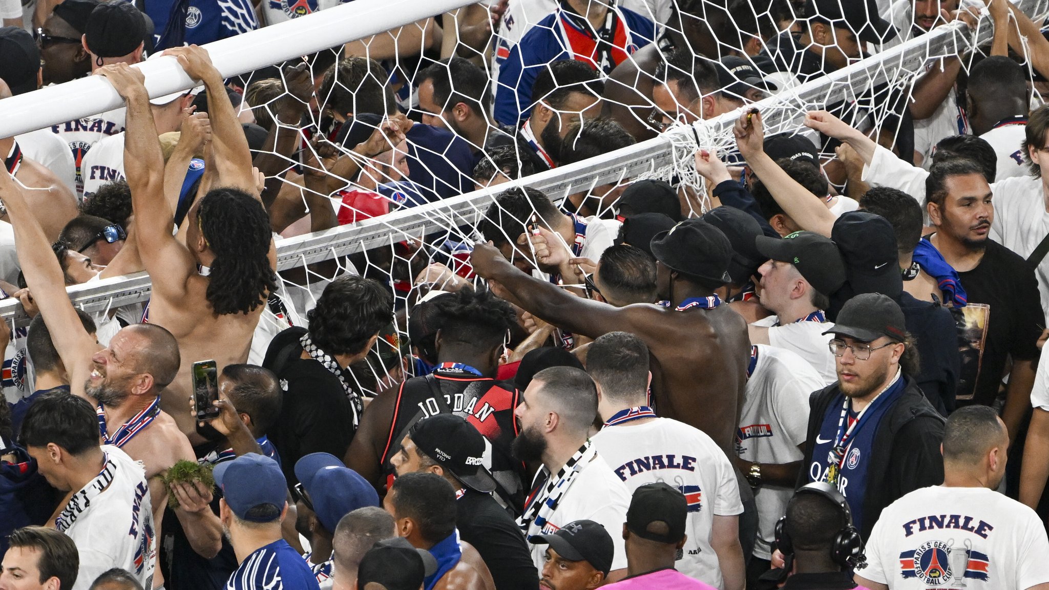 PSG-Anhänger beschädigen Tor