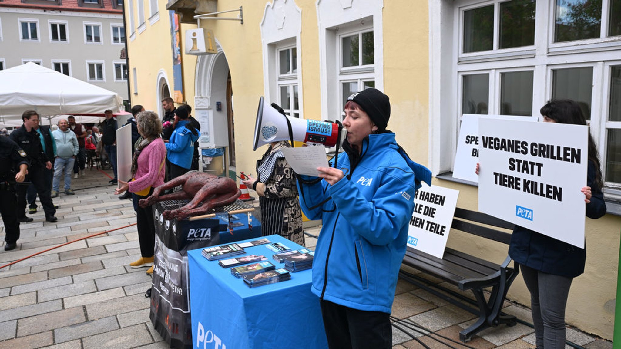 Peta-Demonstranten protestieren gegen das Schweine-Wettgrillen in Viechtach.