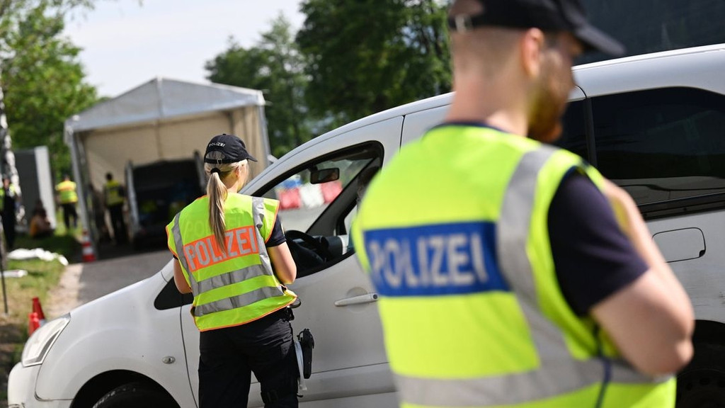 21.06.2022, Bayern, Mittenwald: Polizisten kontrollieren am Grenzübergang Mittenwald im Rahmen des G7-Gipfels den Verkehr. Der G7-Gipfel ist vom 26. bis 28. Juni 2022 auf Schloss Elmau geplant.