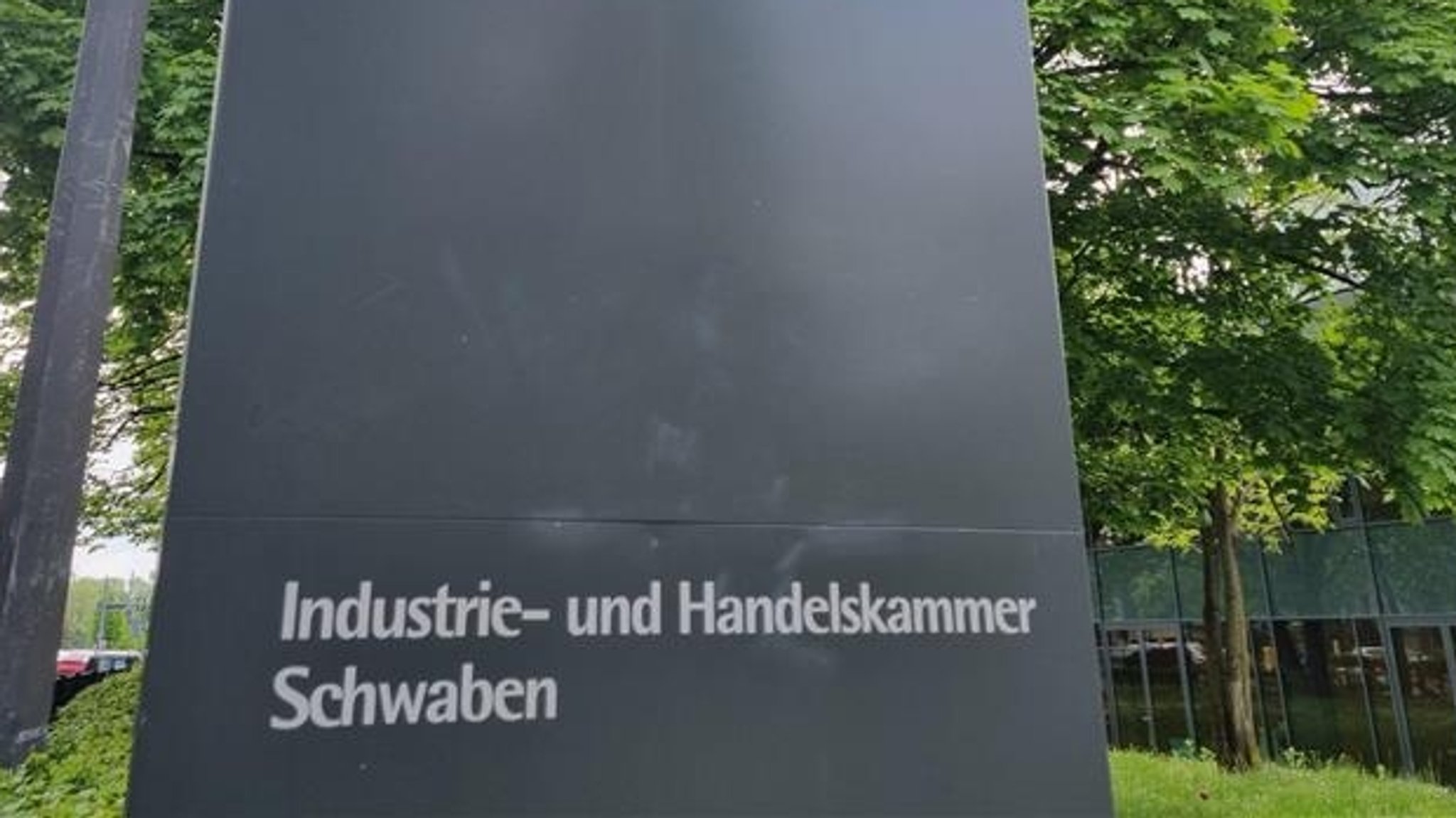 Das graue Schild der IHK Schwaben