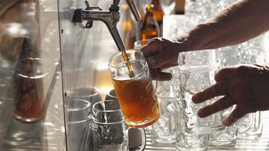 Bier läuft aus einem Zapfhahn in einen Glaskrug