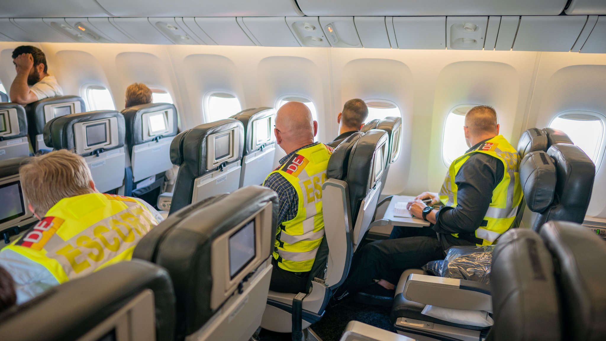 Polizeibeamte begleiten Afghanen auf dem Flughafen Leipzig-Halle in ein Charterflugzeug (Archivbild von 2019)