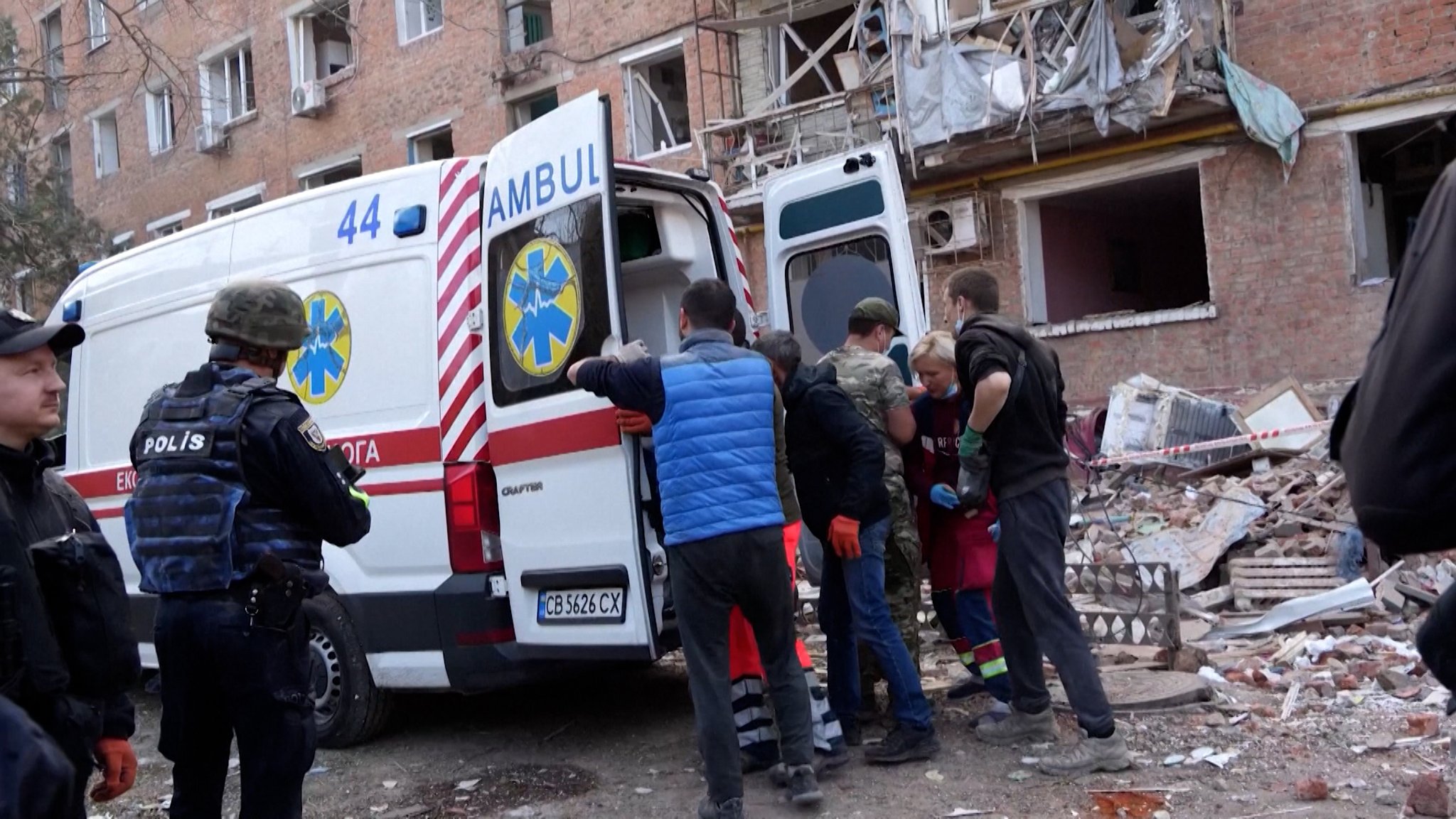 Rettungskräfte vor einem Ambulanzwagen