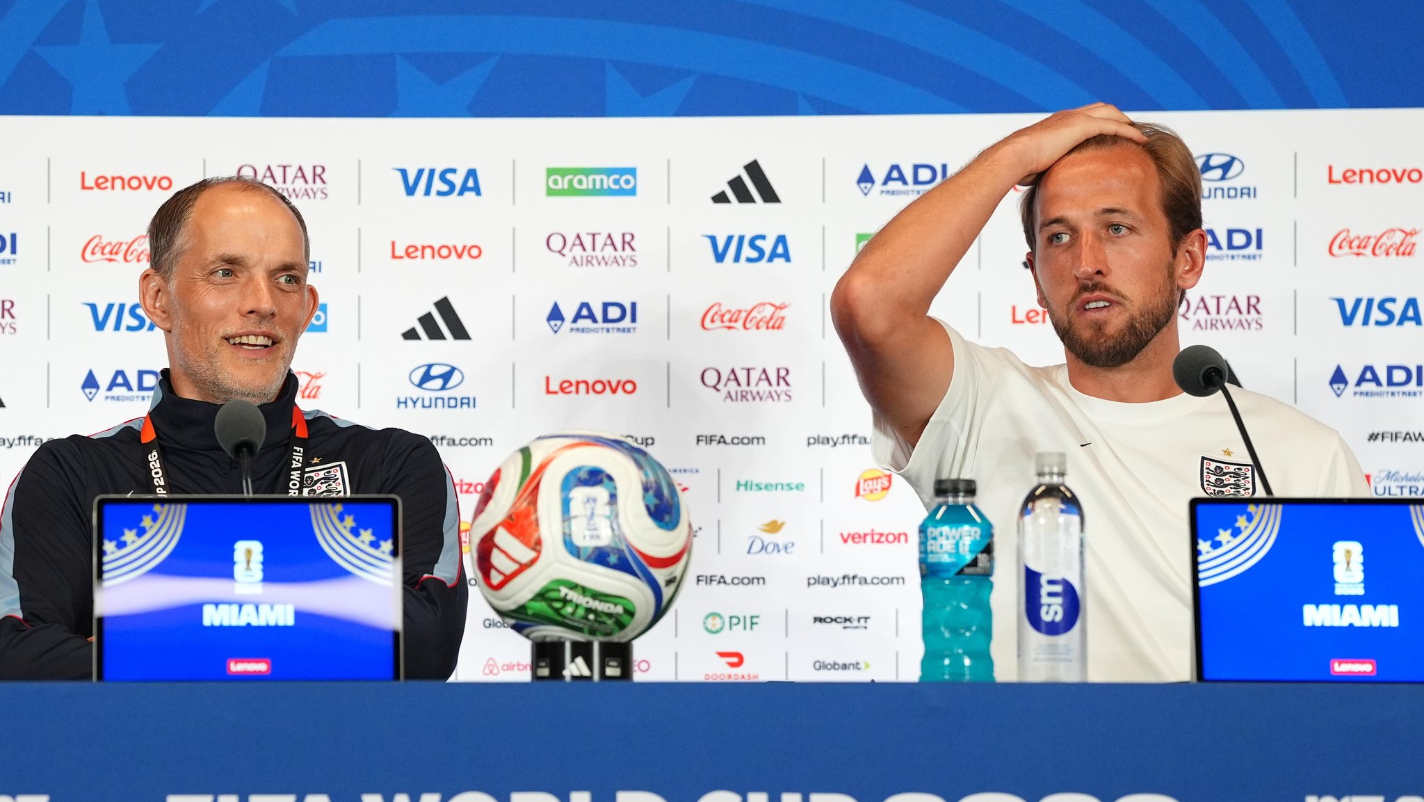 England-Coach Thomas Tuchel (l.) und Harry Kane | Bild: picture-alliance/dpa England-Coach Thomas Tuchel (l.) und Harry Kane