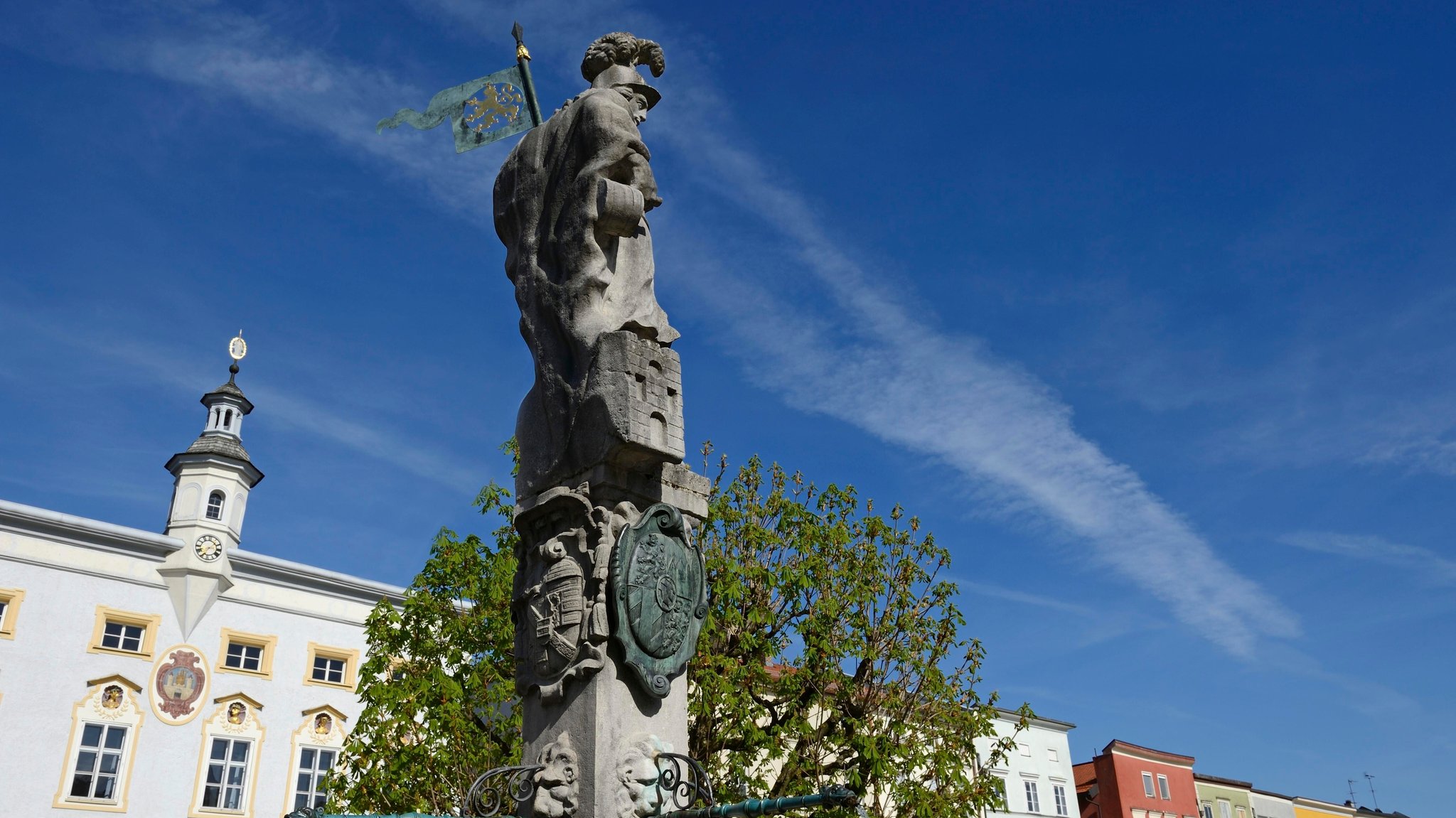 Rathaus mit Stadtbrunnen in Tittmoning im Chiemgau in Oberbayern | Bild: picture alliance / imageBROKER | Norbert Eisele-Hein Rathaus mit Stadtbrunnen in Tittmoning im Chiemgau in Oberbayern