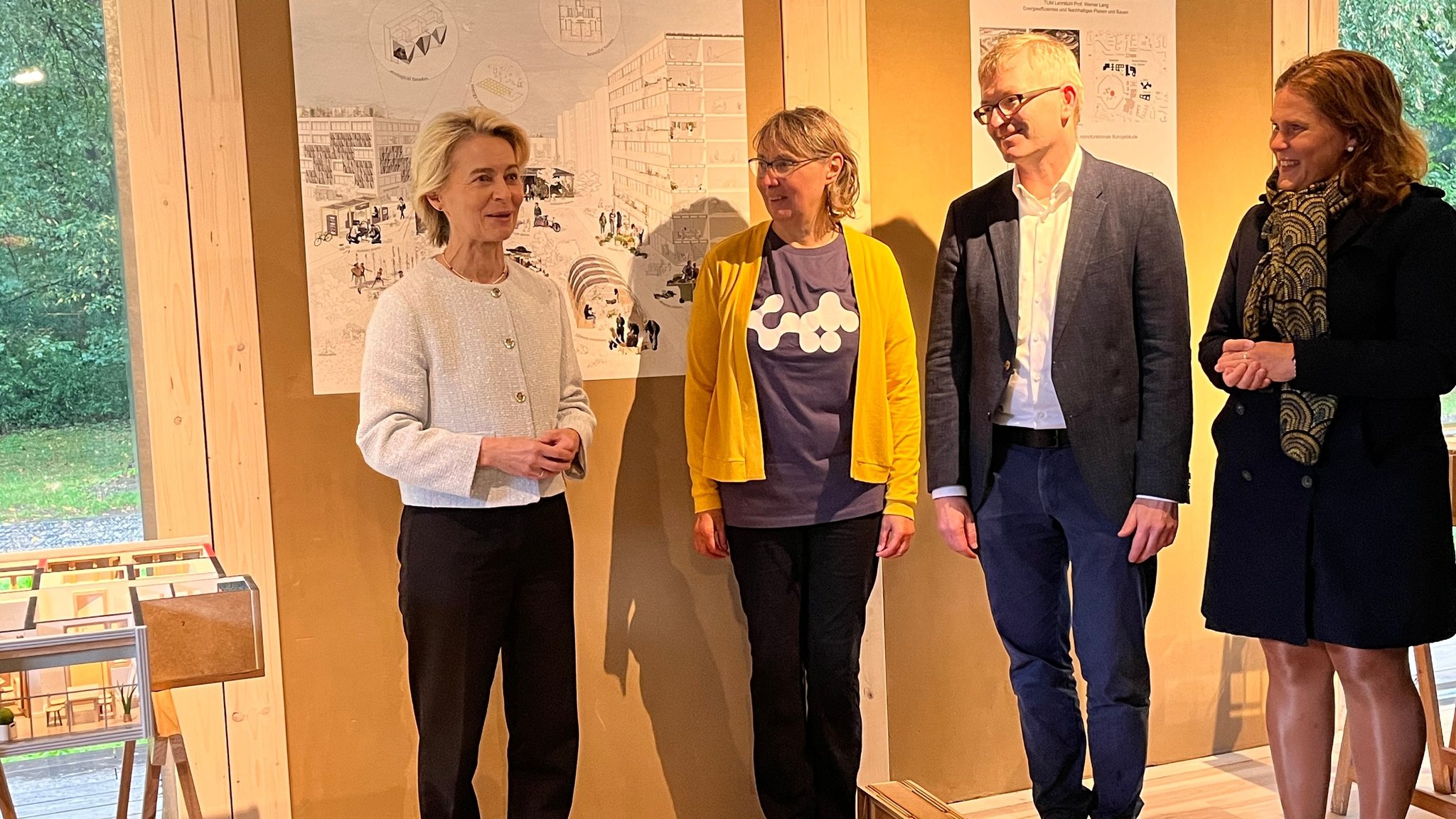 EU-Kommissionspräsidentin Ursula von der Leyen (l.) am Freitag (13.09.2024) in Neuperlach. Rechts Münchens 3. Bürgermeisterin Verena Dietl.