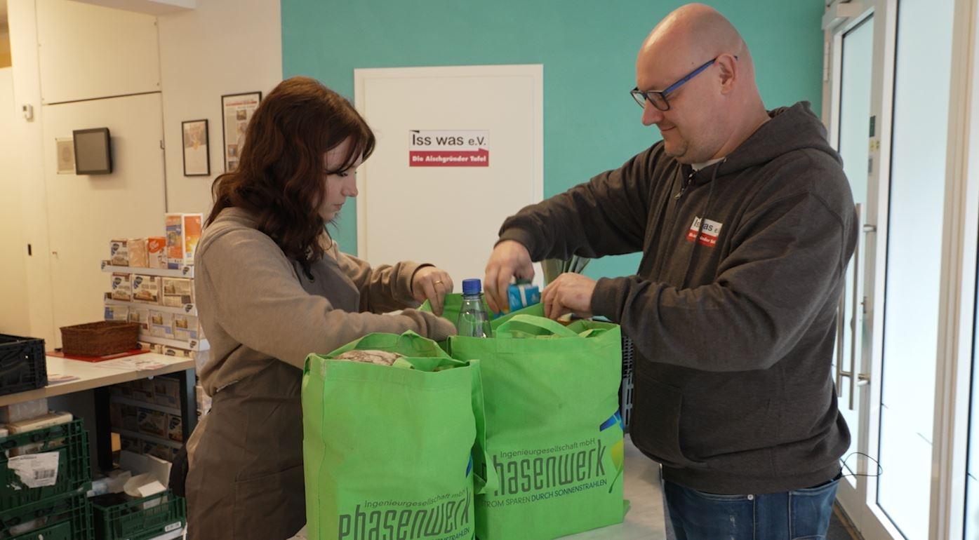Frisches Gemüse, aber auch Nudeln und Saft kommen bei der Aischgründer Tafel in die Seniorentüte.