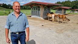 Der ehemalige Milchviehwirt Manfred Hindelang auf dem Gelände seines Reitstalls. | Bild:BR/Stefanie Heiß