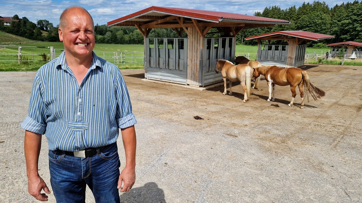 Der ehemalige Milchviehwirt Manfred Hindelang auf dem Gelände seines Reitstalls.