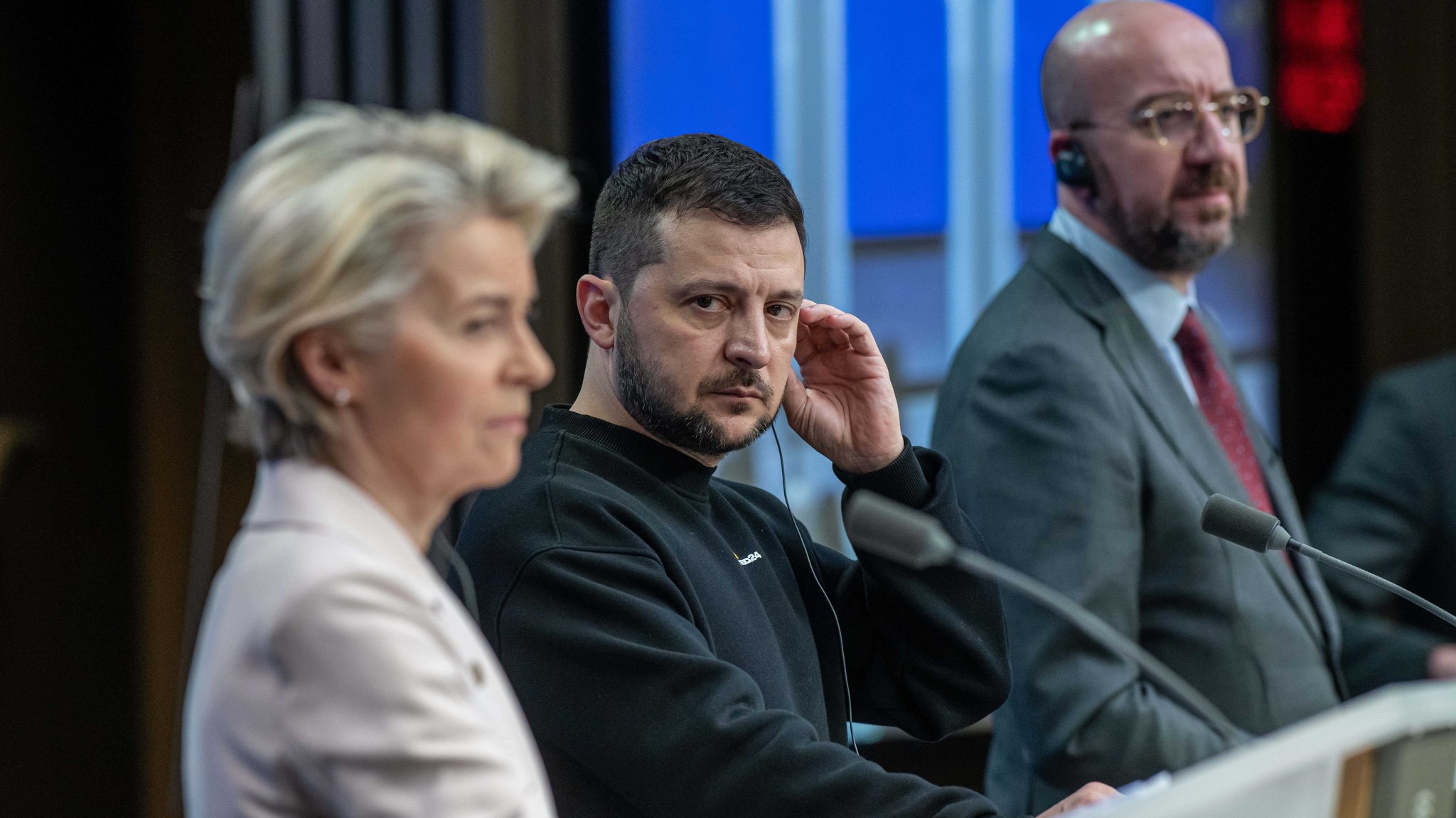 09.02.23: Der ukrainische Präsident Selenskyj in Brüssel, neben ihm EU-Kommissionschefin von der Leyen (l.) und EU-Ratspräsident Charles Michel.