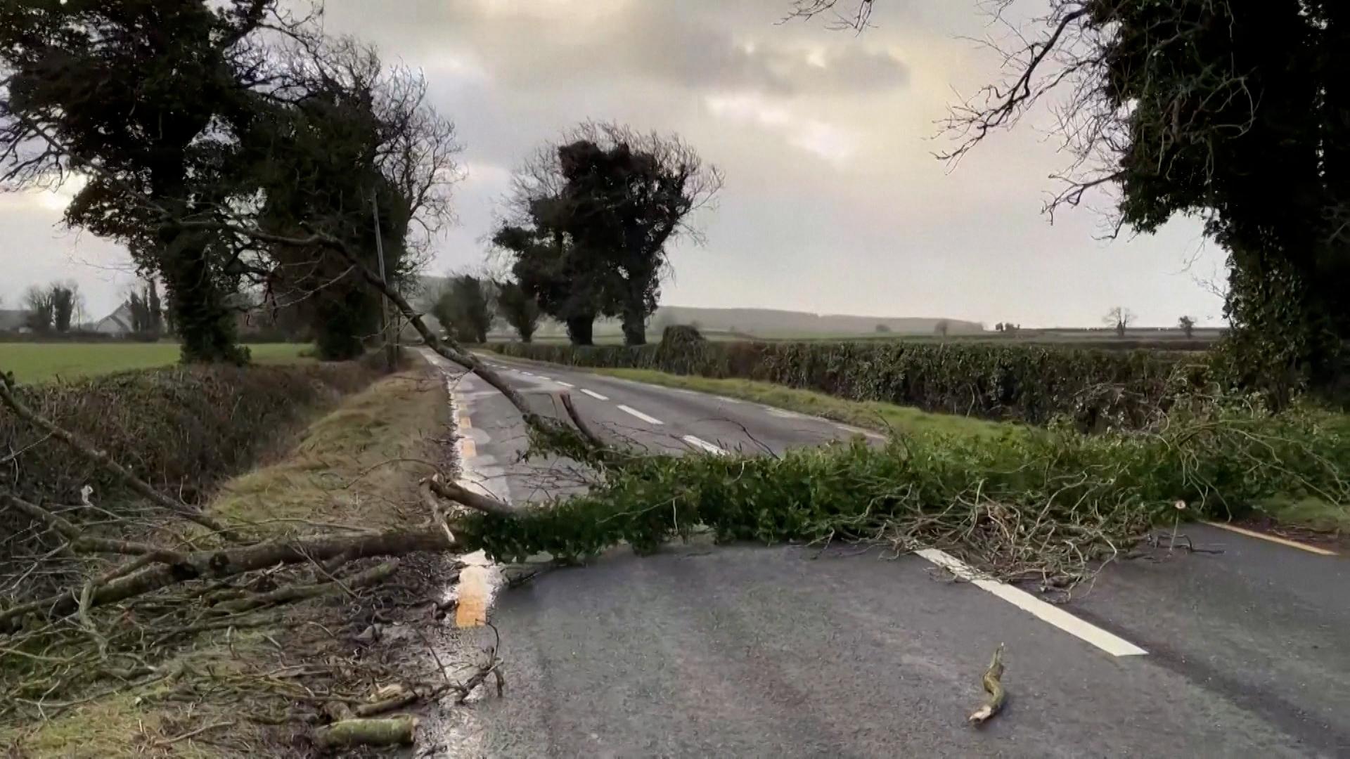 Der Wintersturm "Eowyn" ist über Irland gefegt. Er erreichte Windgeschwindigkeiten von bis zu 183 Stundenkilometern.