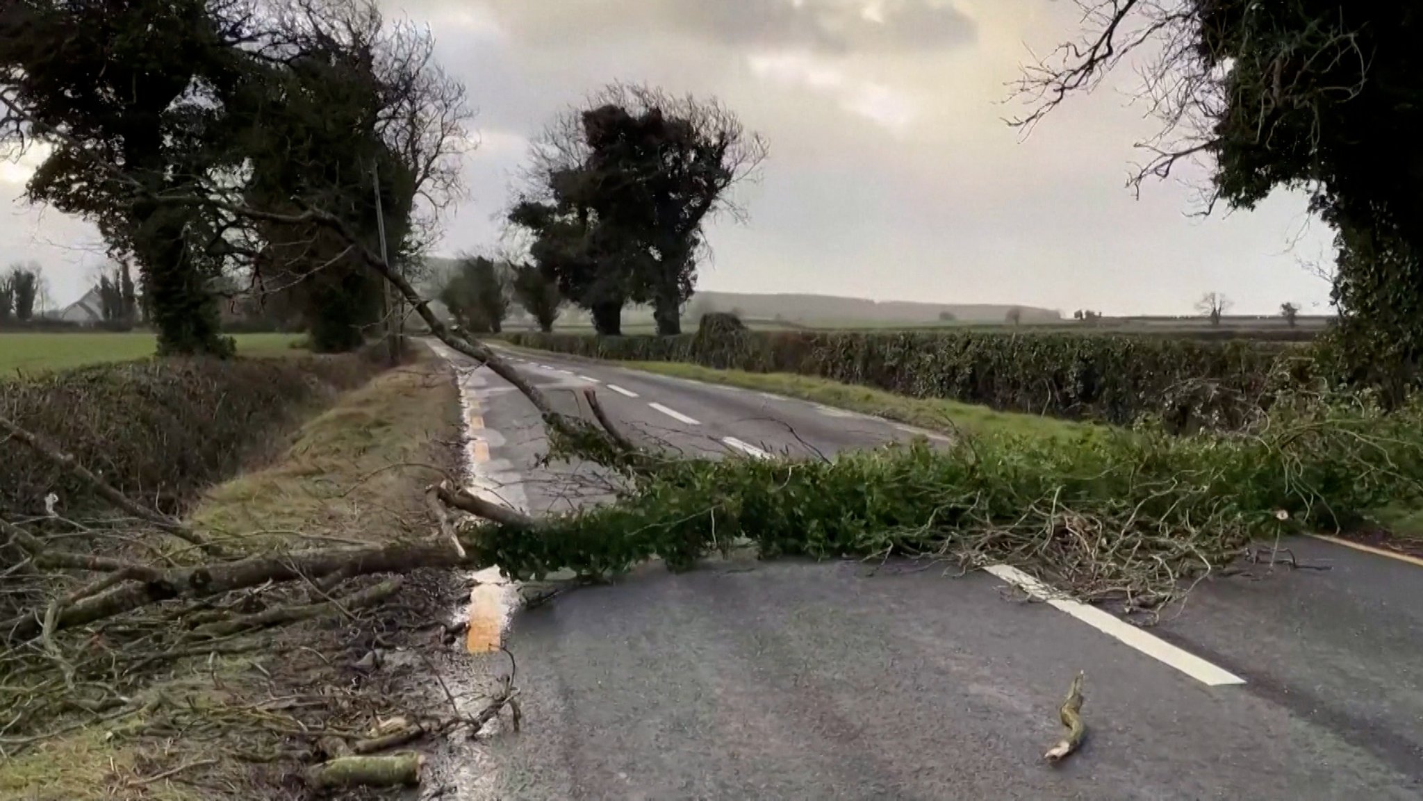 Wegen Orkanböen hunderttausende Gebäude in Irland ohne Strom