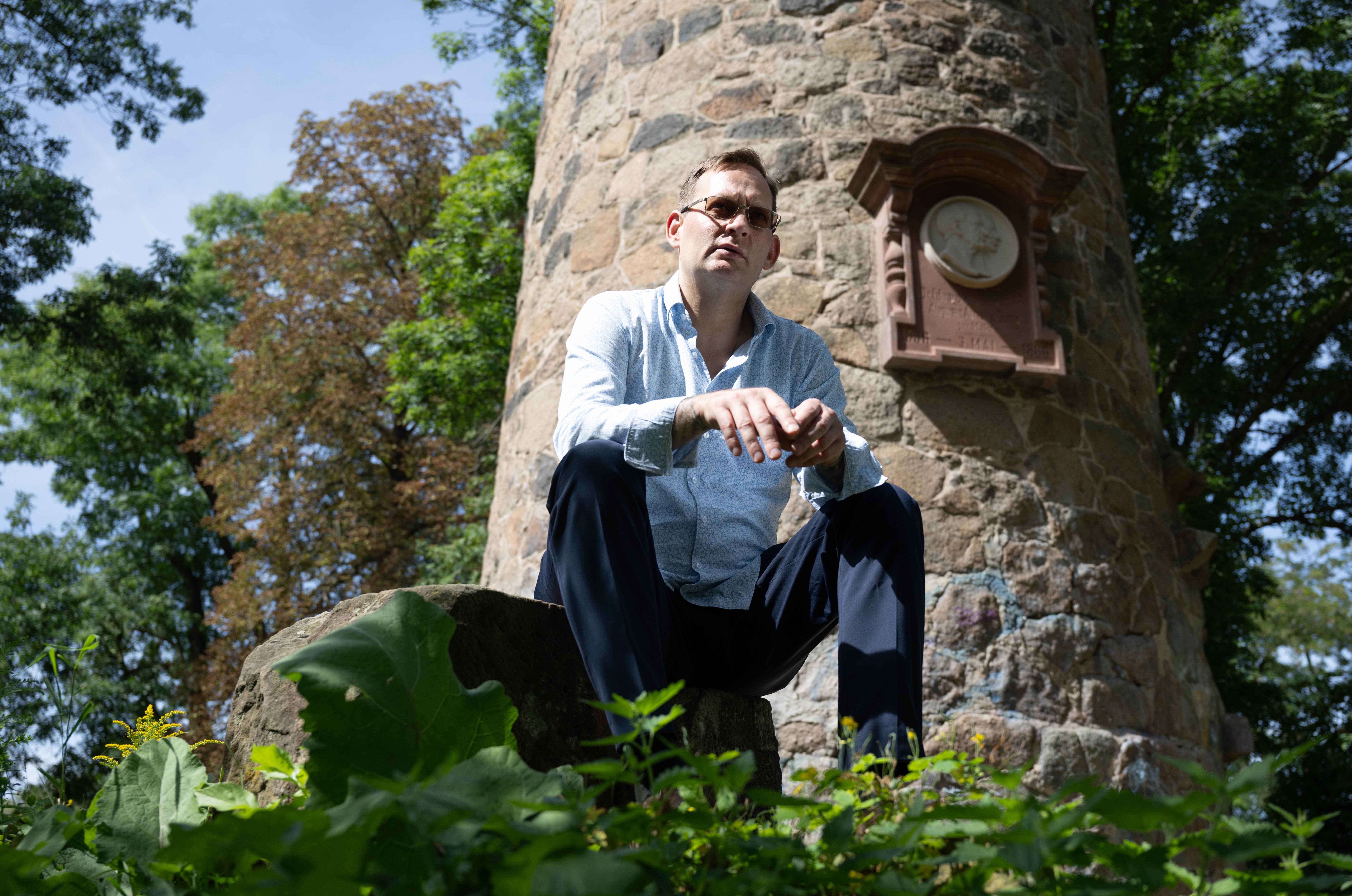 Der Schriftsteller Clemens Meyer steht im Güntz-Park. Der Ort spielt auch in seinem neuen Roman "Die Projektoren" eine Rolle.