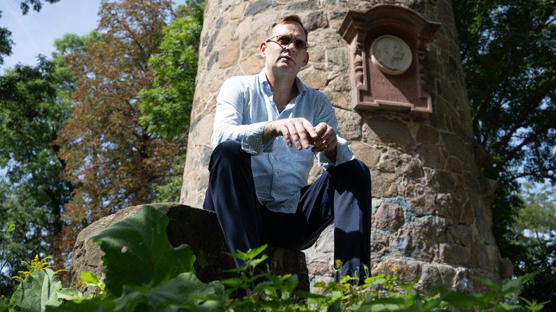Der Schriftsteller Clemens Meyer steht im Güntz-Park. Der Ort spielt auch in seinem neuen Roman "Die Projektoren" eine Rolle. | Bild: picture alliance/dpa | Hendrik Schmidt Der Schriftsteller Clemens Meyer steht im Güntz-Park. Der Ort spielt auch in seinem neuen Roman "Die Projektoren" eine Rolle.
