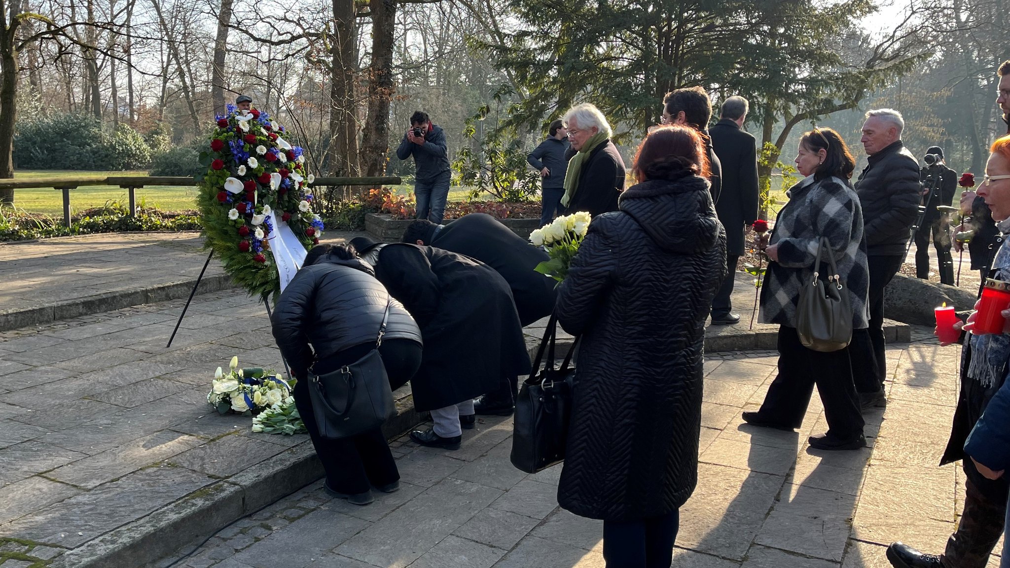 Kränze, Blumen und Kerzen werden am Jahrestag der Messerattacke im Park Schöntal niedergelegt. | Bild: BR / Barbara Ecke Kränze, Blumen und Kerzen werden am Jahrestag der Messerattacke im Park Schöntal niedergelegt.