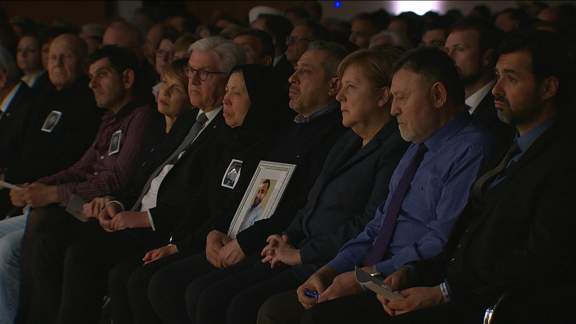 Geladene Gäste bei der Trauerfeier in Hanau, darunter Bundeskanzlerin Angela Merkel und Bundespräsident Frank-Walter Steinmeier. 