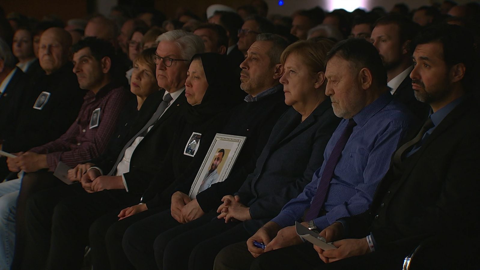 Geladene Gäste bei der Trauerfeier in Hanau, darunter Bundeskanzlerin Angela Merkel und Bundespräsident Frank-Walter Steinmeier.