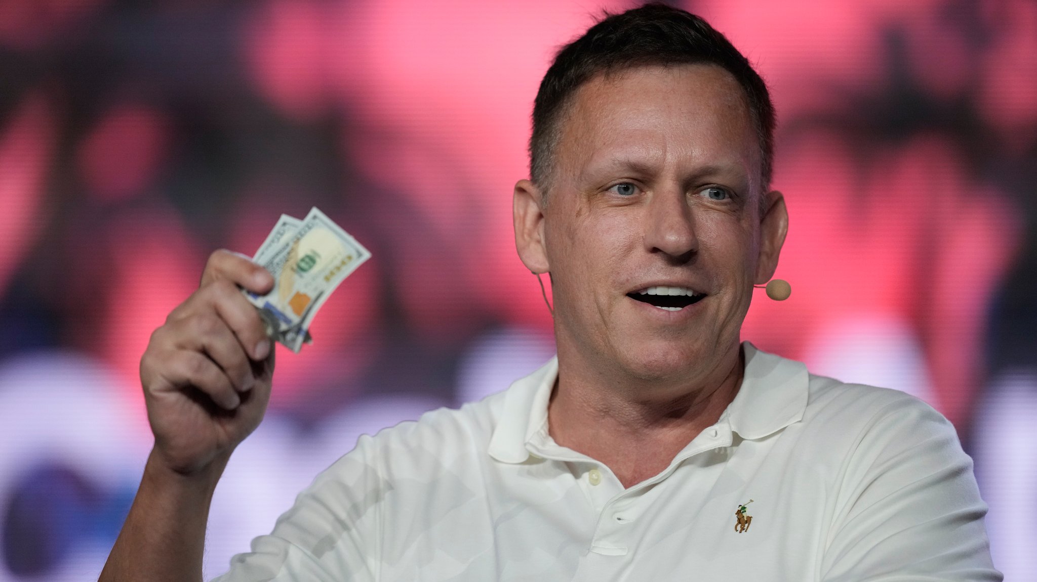 Wer ist der Mann, der die Allianz aus Tech und Politik vorangetrieben hat? | Bild: picture alliance / ASSOCIATED PRESS | Rebecca Blackwell Wer ist der Mann, der die Allianz aus Tech und Politik vorangetrieben hat?
