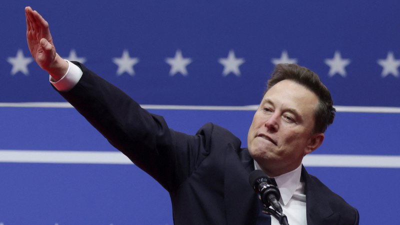 Tesla-Chef Elon Musk "beim Feiern" in der Capital One Arena. | Bild: Reuters Tesla-Chef Elon Musk "beim Feiern" in der Capital One Arena.