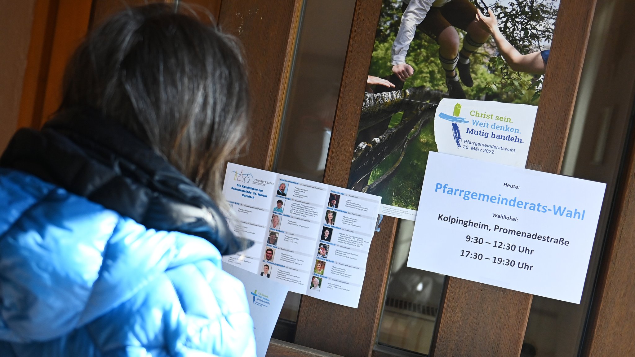 Eine Wählerin betrachtet bei der Pfarrgemeinderatswahl in den bayerischen katholischen Gemeinden die Kandidatenliste. 